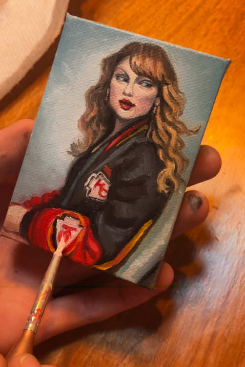 Another mini oil painting! Available for purchase on my website - link in bio. This 2.5 x 3.5” canvas is a study I created of Taylor Swift rocking her Kansas City Chiefs gear. As a Kansas City native and fashion enthusiast, I love seeing how T- Swift shows up on game day. ❤️💛 @Taylor Swift @Chiefs @Travis Kelce @Kristin Juszczyk  . #fyp #foryou #foryoupage #taylorswift #taylorswiftshiefs 