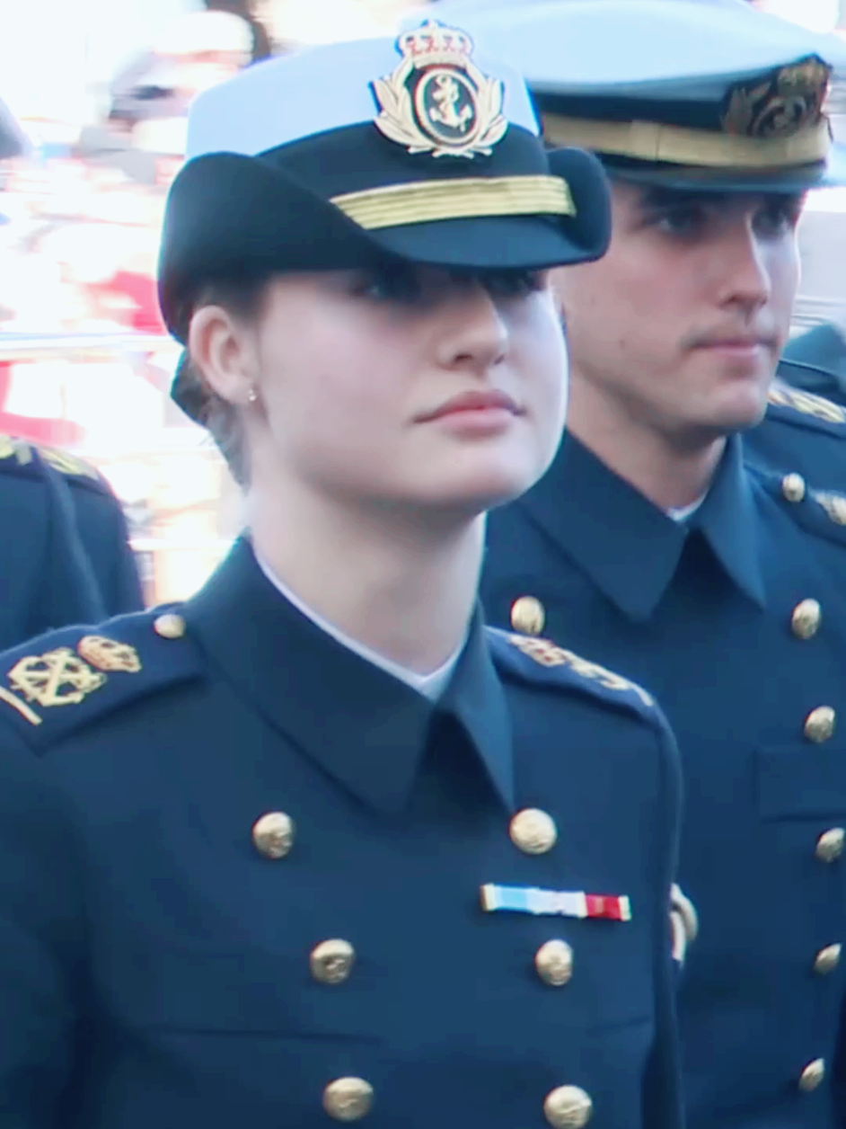 La Princesa Leonor ha vivido una mañana repleta de emociones junto a sus 75 compañeros guardamarinas de la Escuela Naval de Marín, con los que convivirá en el crucero de instrucción con el que completará su formación naval antes de incorporarse a la Academia del Ejército del Aire en San Javier, Murcia.  En la Iglesia de la Virgen del Carmen han realizado una ofrenda floral y pedir a la patrona de los marineros y de la Armada, que su travesía a bordo del buque escuela sea todo un éxito. Con paso marcial y rostro serio, ocupando la esquina derecha de la formación de tres en la quinta fila de los 75 guardamarinas, la hija de los Reyes Felipe y Letizia era recibida a su llegada al templo por decenas de personas que no han dudado en aplaudirle al grito de 