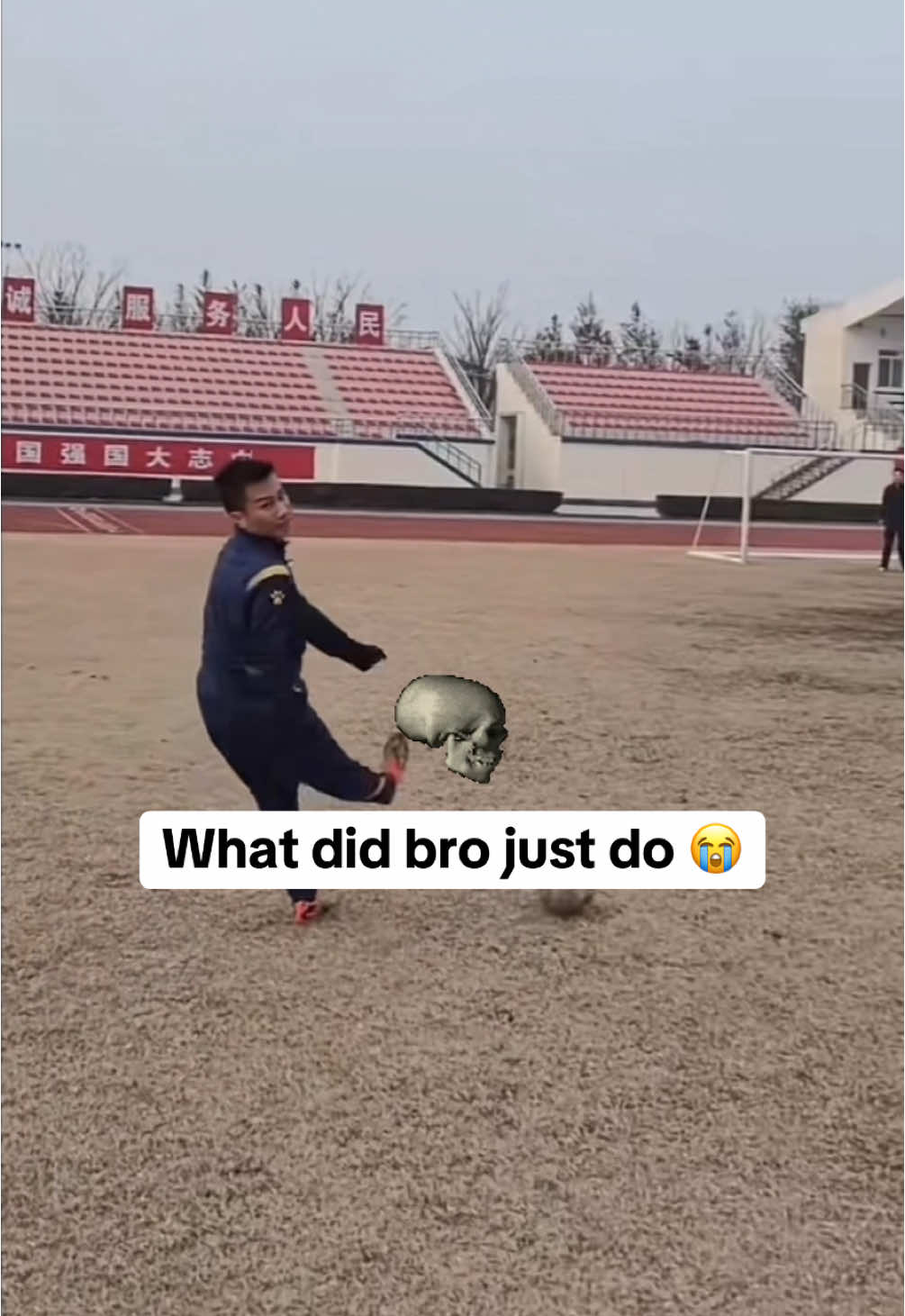 Bro has the no-look on lock 🤯🔥 how did he do that? 💀 @Guynamedray #skills #footballskills #soccerskills #footballtiktok #football #funny #jokes #meme #trending #goviral #Soccer #soccertiktok #aura #fifa #fut #futebol #ballers #risingballers #him #defender #goal #golazo 