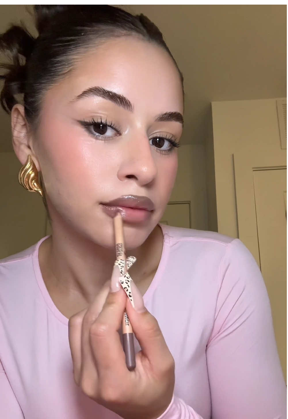 💞💞💞💞 @Armani beauty concealer  @makeupbymario blush in perfect pink  @ILIA Beauty complexion stick in Batak @Laura Mercier powder @Diorbeauty blush in 001 @ArdellBeauty brow glue  @Anastasia Beverly Hills mascara @makeupbymario master mattes palette  @makeupforever lip liner in endless cacao + lipstick in classy lace 