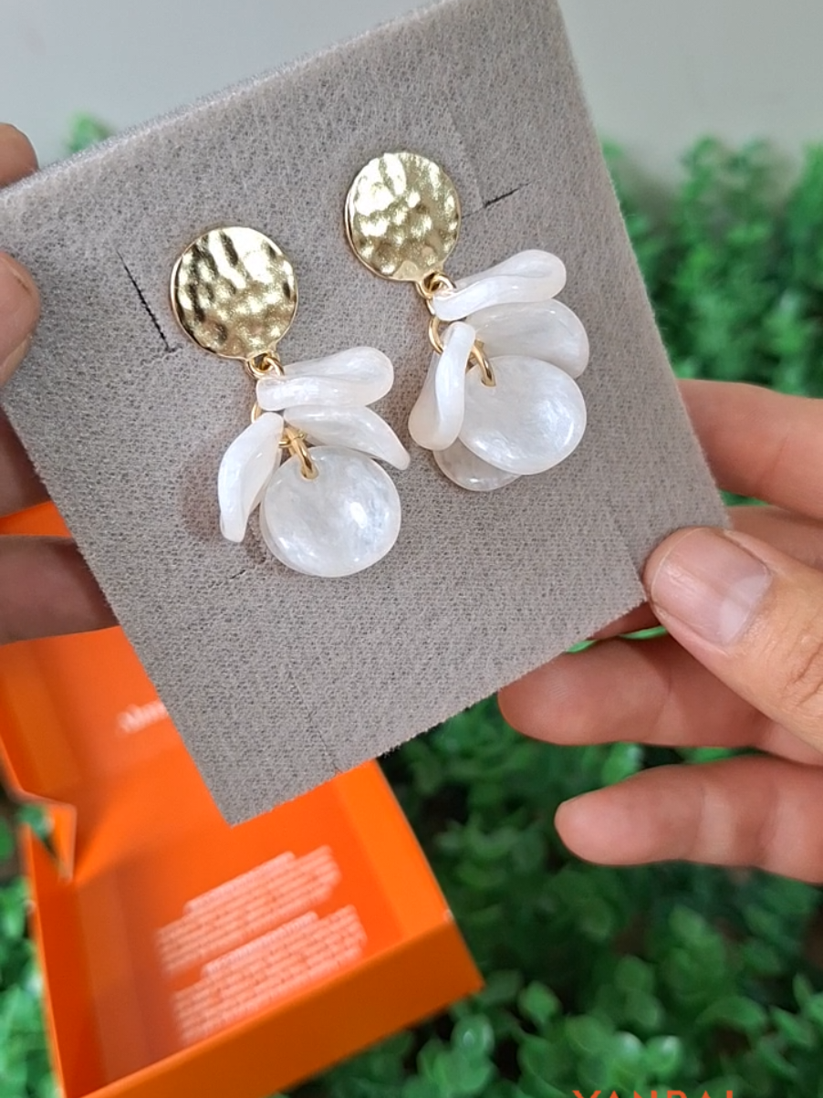 Aretes Oleada 🤩✨️ #yanbal #joyasyanbal #aretesyanbal #aretesoleada #aretesblancos  #aretespaaverano 