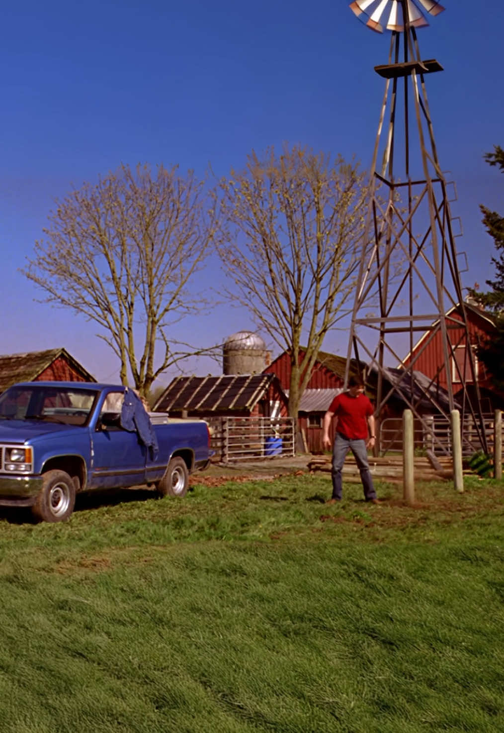 smallville shot vertically. clips from season 1. #smallville #superman #tomwelling #clarkkent #00s #hulu 