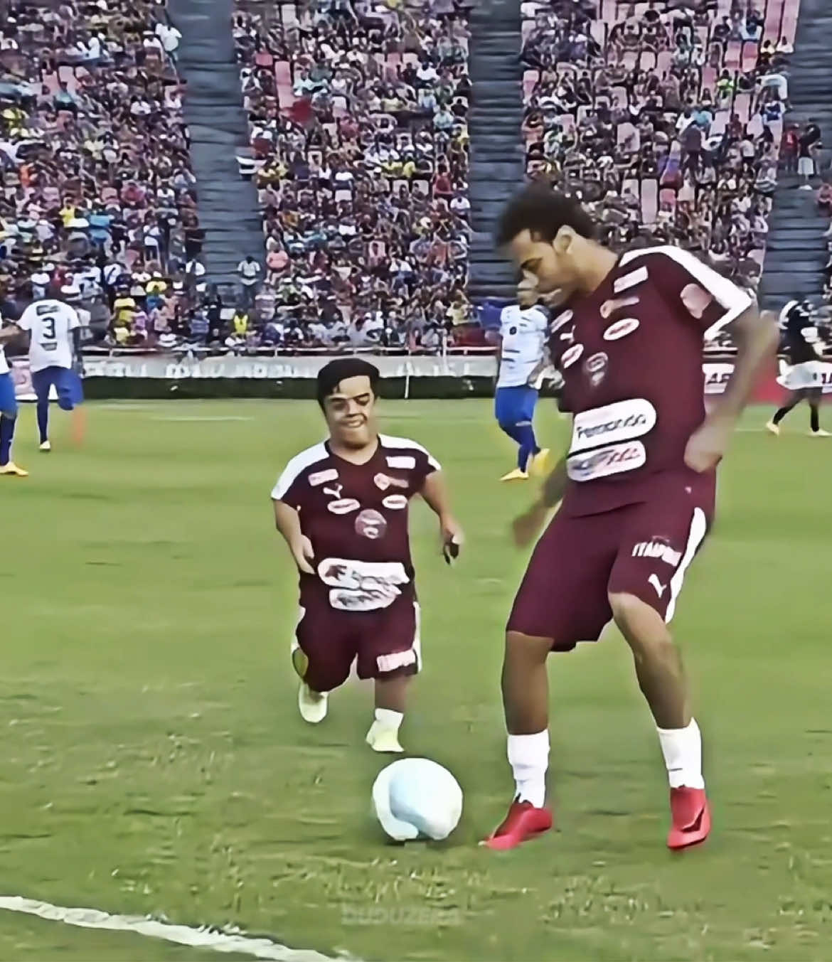 Neymar sempre brincava muito nos jogos beneficentes de final de ano #neymar #footballtiktok 