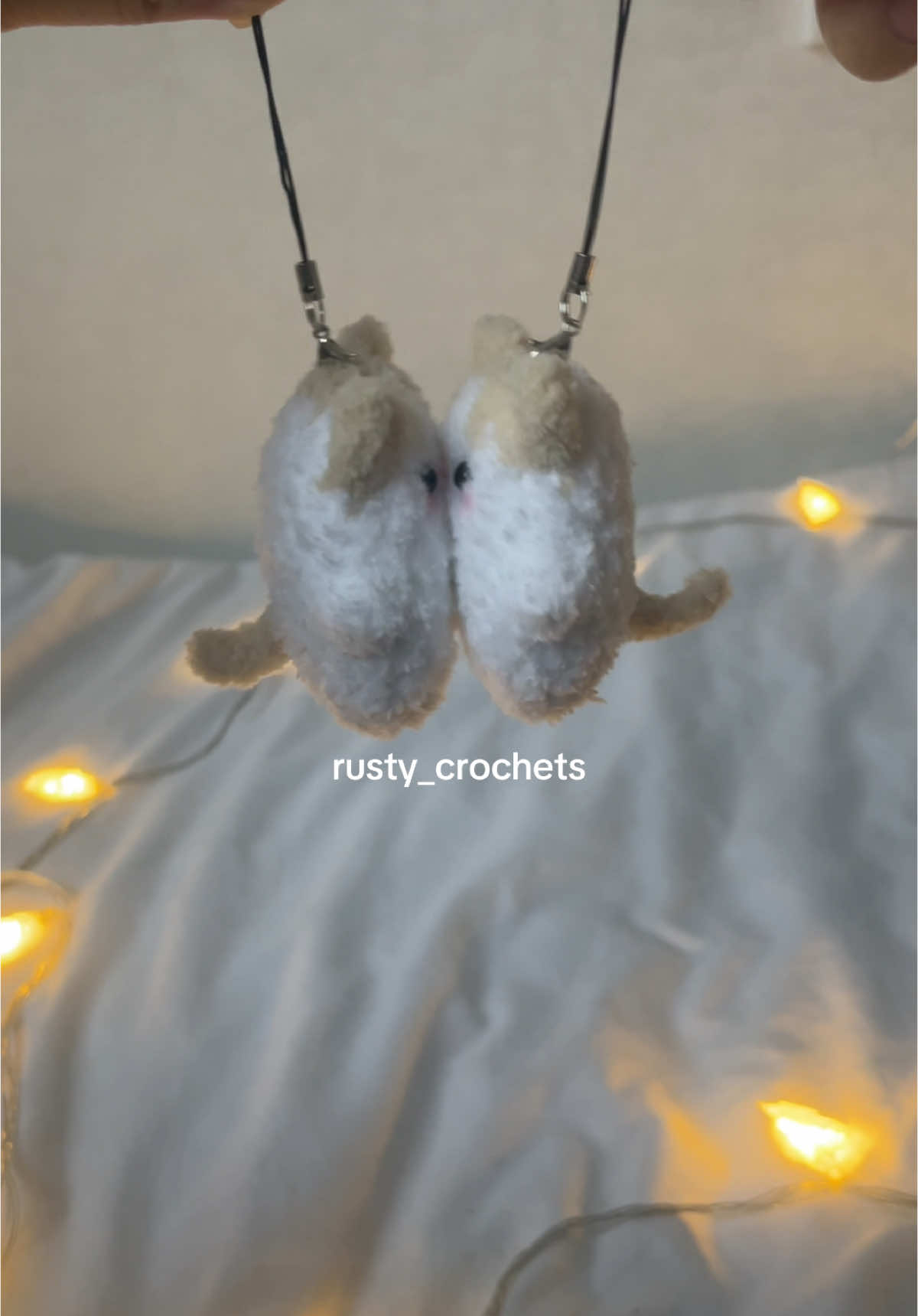 Тгк/инст: rusty_crochets #целующиесякотята #SmallBusiness #парныебрелоки #вязаныекотики #crochet 