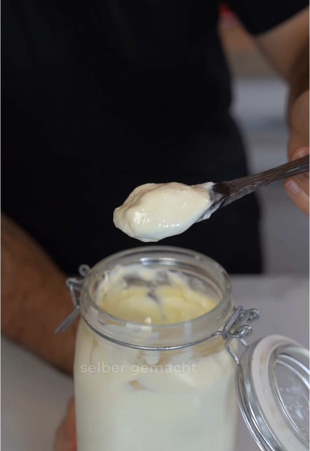 Habt ihr das schon mal probiert 😍👇👇 So machst du cremigen Joghurt selbst – ganz einfach! 🥄🍶 1️⃣ Die Milch aufkochen: Gib 1 Liter Milch in einen Topf, erhitze sie auf mittlerer bis hoher Hitze und rühre gelegentlich um, damit nichts anbrennt. Sobald sie kocht, reduziere die Hitze und lasse sie 15 Minuten sanft köcheln. So verdampft etwas Flüssigkeit und dein Joghurt wird später schön fest. 2️⃣ Abkühlen lassen: Nimm den Topf vom Herd und warte, bis die Milch etwa 50 °C erreicht hat. Du hast kein Thermometer? Teste mit dem Finger: Wenn du nach 8 Sekunden keine Hitze mehr spürst, ist sie bereit. 3️⃣ Joghurt und Zutaten hinzufügen: Rühre pro Liter Milch einen Esslöffel fertigen Naturjoghurt ein. Für ein besonders cremiges und geschmackvolles Ergebnis gib außerdem einen Teelöffel Honig und eine kleine Prise Salz dazu. Der Honig unterstützt die Milchsäurebakterien bei ihrer Arbeit, und das Salz rundet den Geschmack ab. 4️⃣ Ruhezeit: Fülle die Mischung in Gläser oder Schalen, decke sie ab und stelle sie über Nacht an einen warmen Ort (z. B. in den Backofen bei eingeschaltetem Licht). Wichtig: Die Temperatur sollte konstant warm bleiben, aber nicht heißer als 50 °C, sonst sterben die Bakterien ab. 5️⃣ Kühlen und genießen: Am nächsten Tag ist der Joghurt fertig! Lass ihn noch etwas im Kühlschrank abkühlen – und voilà: selbstgemachter Naturjoghurt, der zu jedem Gericht passt! Zusätzliche Tipps: 	•	Milder Joghurt: Für einen weniger sauren Geschmack kannst du die Ruhezeit leicht verkürzen. 	•	Verfeinerung: Nach der Zubereitung kannst du den Joghurt mit frischen Früchten, Nüssen oder Gewürzen wie Vanille verfeinern. Pro-Tipp: Verwende einen Teil deines selbstgemachten Joghurts für den nächsten Ansatz – so sparst du dir den gekauften Joghurt komplett! Probierst du es aus? 💡 Schreib in die Kommentare, wie dein Joghurt gelungen ist! 🥛✨