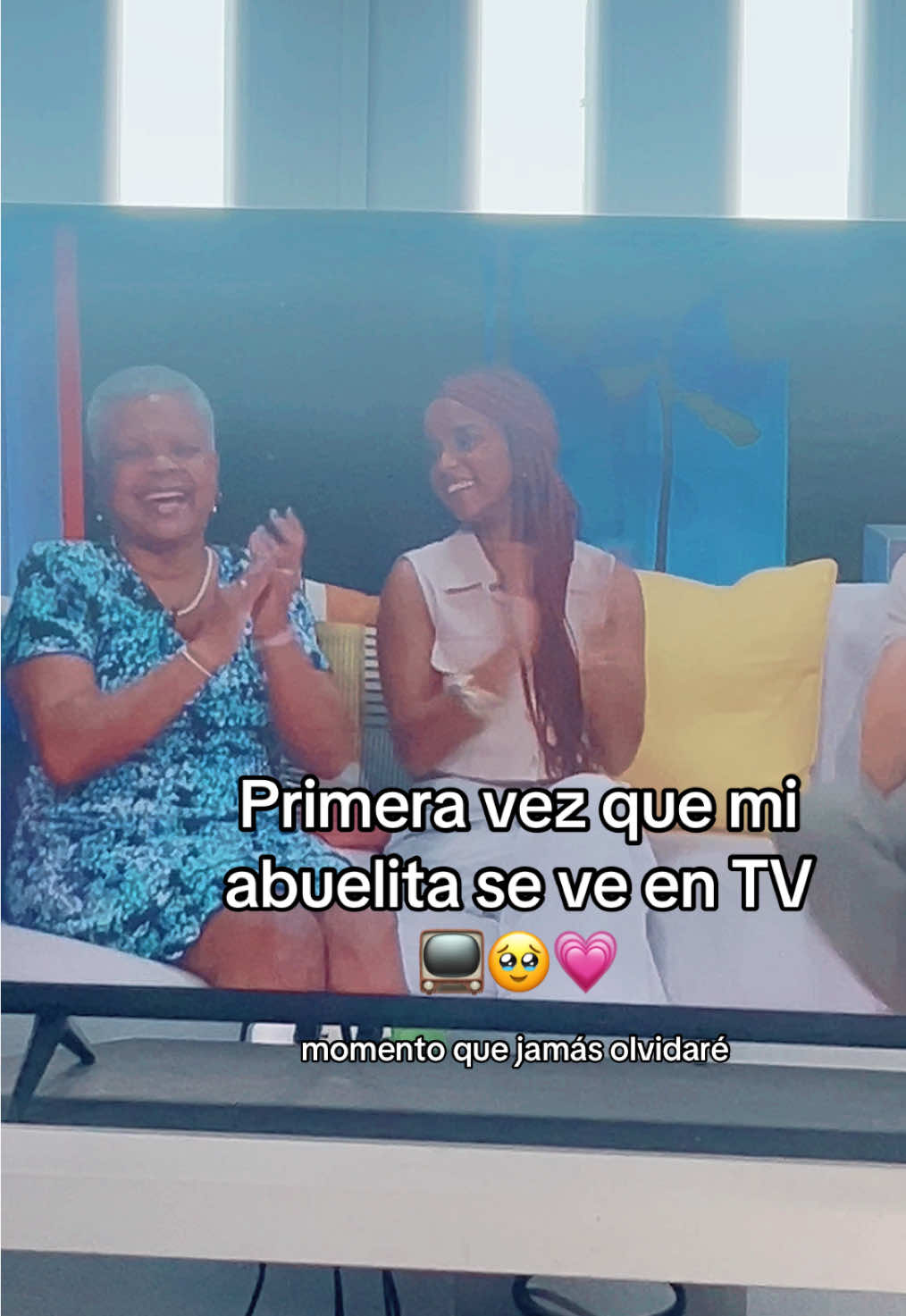 Mi abuelita reaccionando a su primera vez en TV local 🥹📺💗 #fyp#badbunny#parati#toñita#reaccion