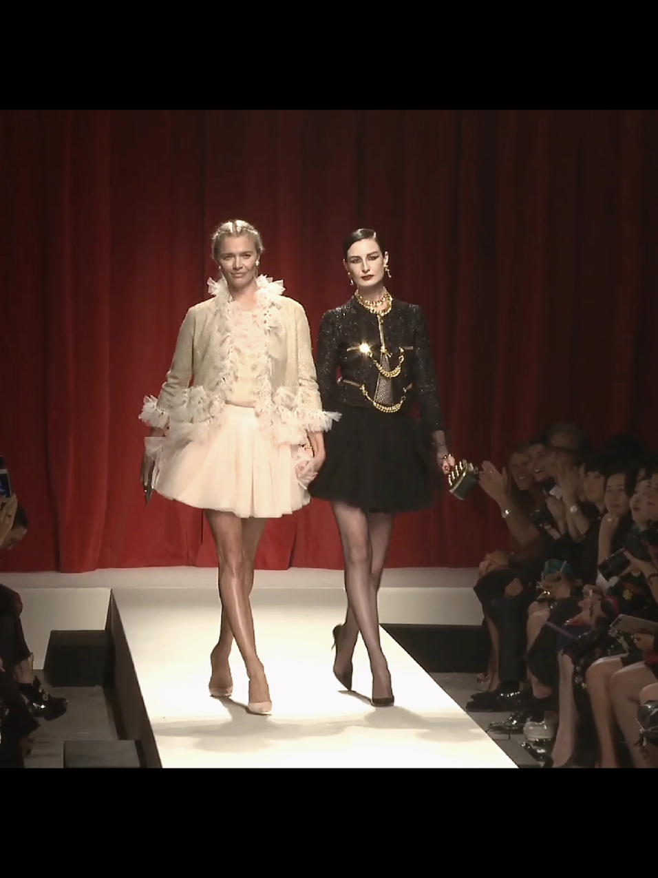 #jodiekidd and #erinoconnor For Moschino #runwaywalk 
