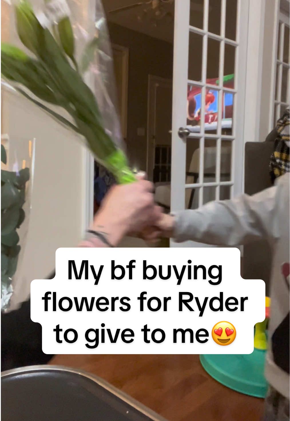 My boyfriend buys flowers and lets my toddler give them to me  #bestbf #toddlermom #buyingmeflowers 