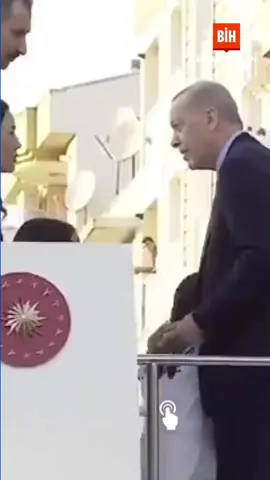 Erdoğan, elini öpen Aydın Milletvekili Seda Sarıbaş'a 200 ₺ harçlık verdi. #erdoğan 