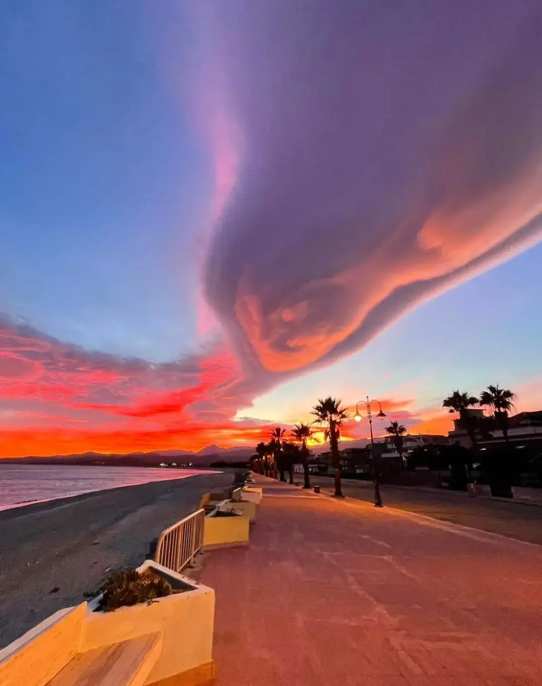 nubi lenticolari #bovalino #reggiocalabria #nubilenticolari #nuvole #tramonto 