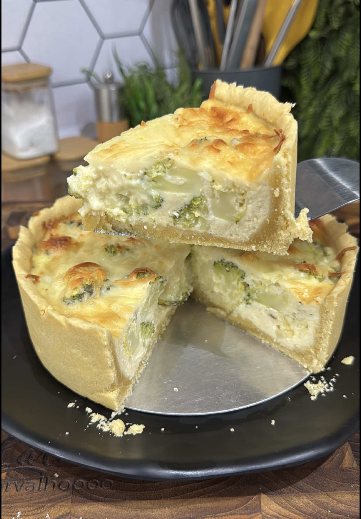 Quiche de brócolis com queijo 🧀 🥦 . . Ingredientes  Massa  2 xícaras de farinha de trigo 4 colheres de manteiga  . Recheio  1 caixa de creme de leite  50g de queijo parmesão  50g de cream cheese 4 ovos Sal, pimenta e orégano a gosto 100g de queijo mussarela  159g de brócolis  . . . #quiche #quichedebrocolis #tortasalgada #receita #receitafacil 