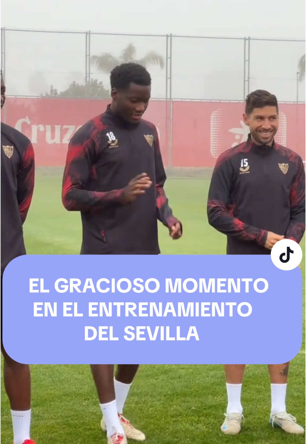 😂 El gracioso momento en el entrenamiento del Sevilla. Agoumé se metió con Lukebakio porque según él, el nuevo fichaje Vargas, ya sabe más español que el belga.  📌 Lukebakio se defendió y no lo hizo nada mal.  🎥 @SevillaFC  #sevilla #vargas #lukebakio #fichajes #deportestiktok #tiktokfootballacademy #español 