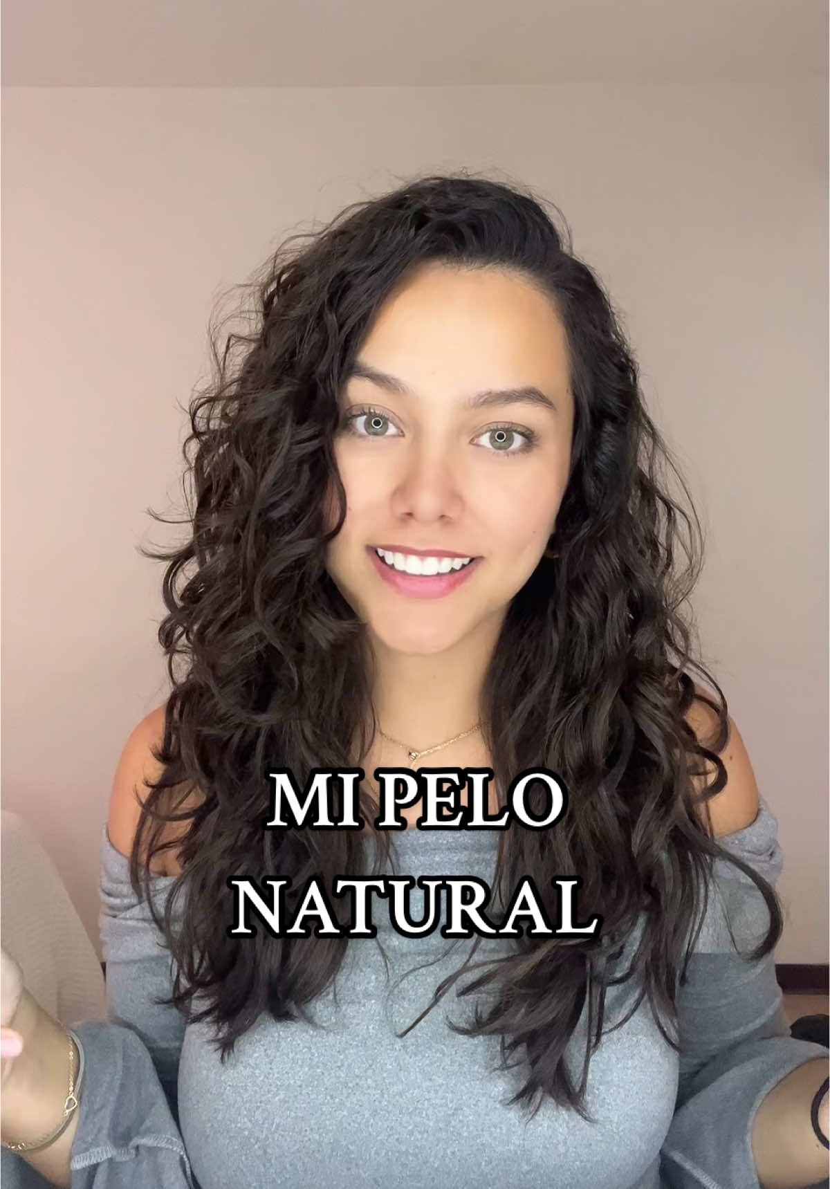 amo que mi pelo sea tan versátil jijiji un peinado más a la lista!! mis ondas naturales🦦