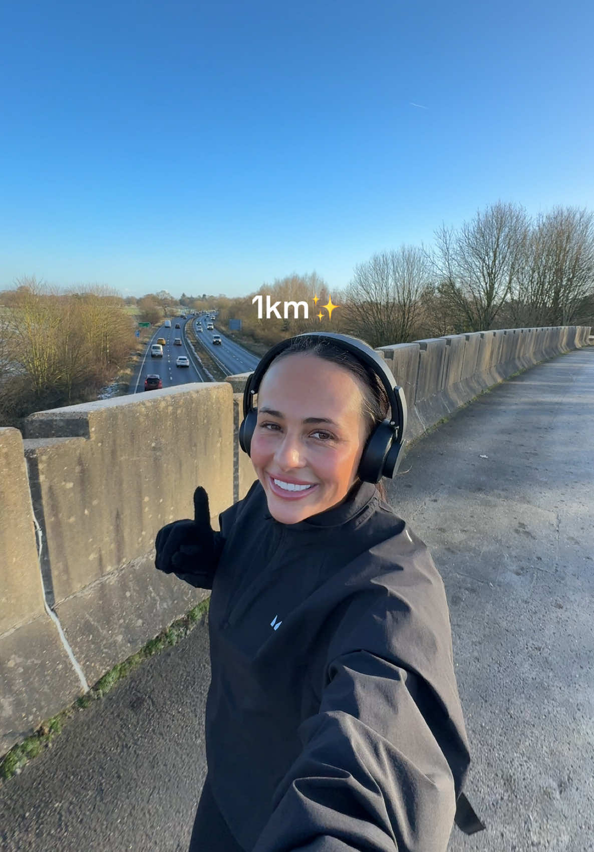 Sunny winter runs hit different☀️ 🎧❄️#comerunwithme #runwithme #morningroutine 