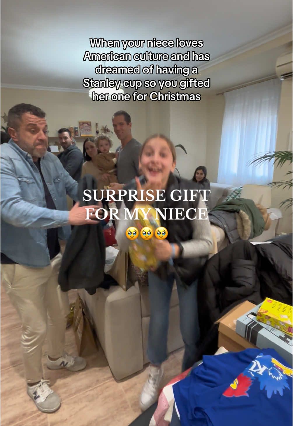 You have a big fan in Spain @Stanley Brand 🥹 Not my brother in the background saying: “You’re crying for a watter bottle?!” HAHA Jokes aside, I miss so many of my family’s important life events that seeing her so so happy and crying, made me cry too😭 I love her to pieces and wish we lives closer😩 #surprisegift #christmasgift #StanleyCup #stanleytumbler 