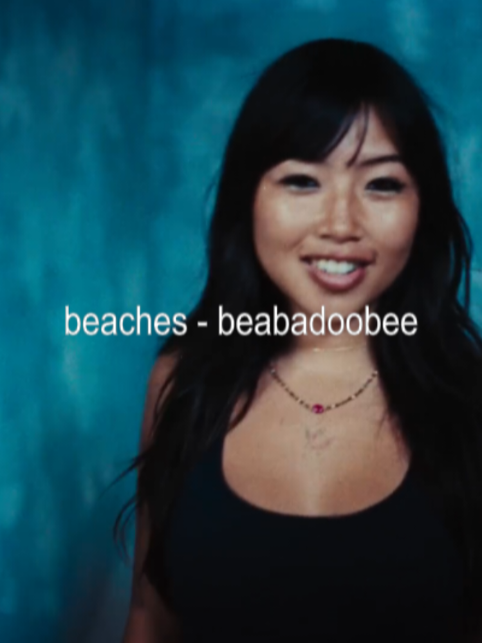 queria estar na praia ouvindo essa mas tá caindo o mundo 😓 beabadoobee vc é incrível 🩵 #beaches #tradução #foryouu #viral_video #fyyyyyyyyyyyyyyyy #fypppppppppppppp 