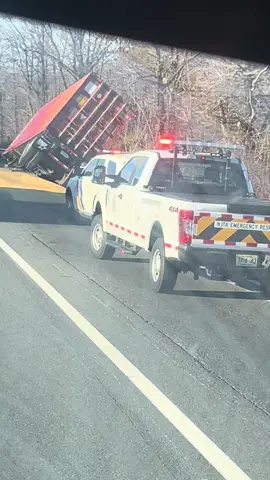 Trucking aint easy #trucklife #accidents #trucker 