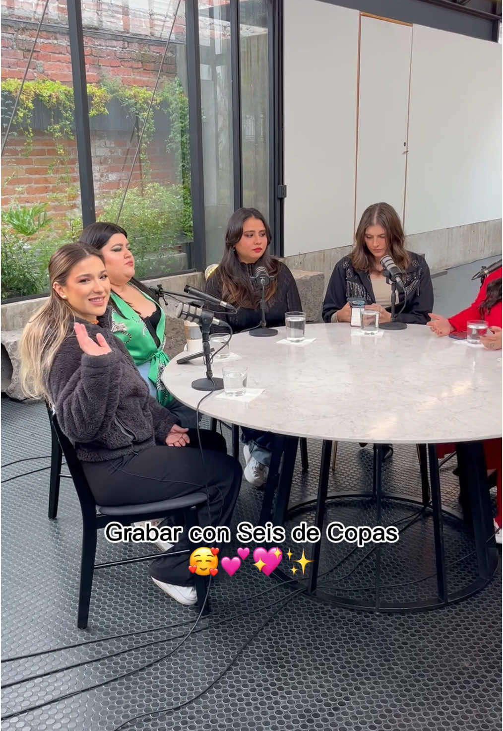 Copitas un poco de lo es “grabar con nosotras 🤯” y “grabar con nosotras 🥰” jaja como ya lo había mencionado @Diana Wong  @monicamakaco  @🎙️Fernanda Martin📻  @Hola Sunshine  @Maria Bolio🫧  @La Fatshionista  #6decopas #seisdecopas #besties #amigas #fyp #vs #6dc #6decopaspodcast 