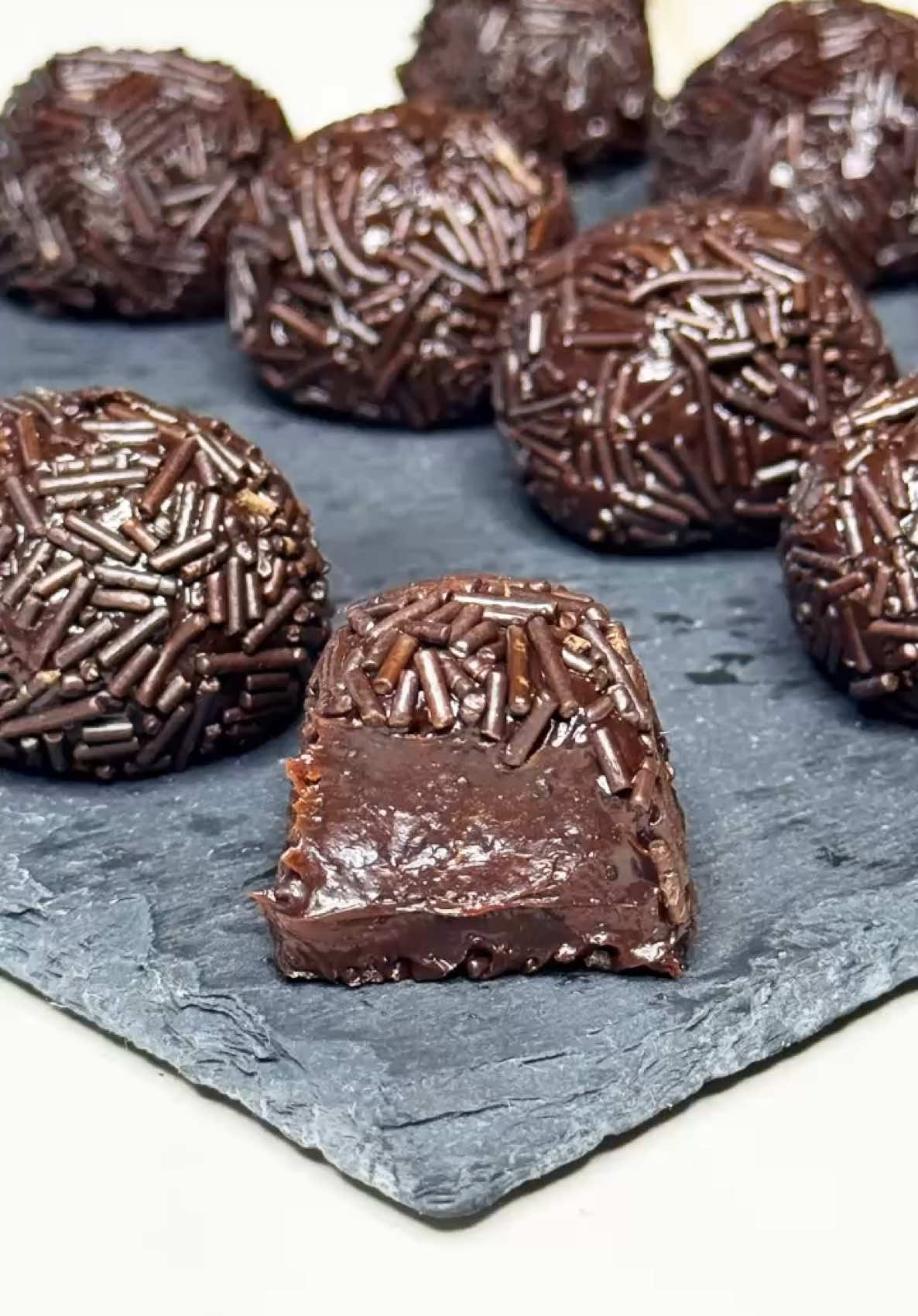 Cómo hacer las verduras trufas de chocolate, con solo 4 ingredientes, sin una auténtica delicia.  La receta está disponible en mi canal de YouTube el enlace está en mi perfil ☝️ suscríbete si aún no lo has hecho para que no te pierdas ninguna receta nueva 👍 Ingredientes:  225 ml. de leche condensada  1 cucharada de mantequilla  3 cucharadas de cacao en polvo  Pepitas de chocolate  Refrigerar: durante 2 horas  • • • #viral #tik_tok #fyp #chocolate #recetas 