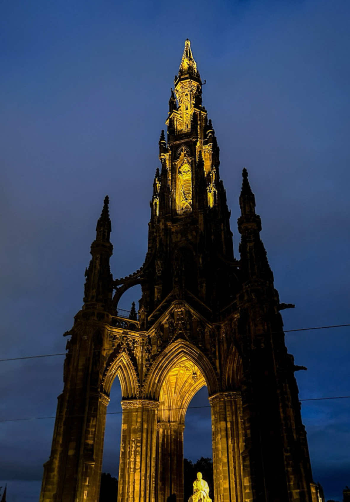 #Scotland #edinburgh #exploreedinburgh #traveleurope #traveltiktok #justgo #medievalarchitecture #scottmonument #tolboothkirk #stgilescathedral #edinburghcastle #universityofedinburgh #victoriastreet #highstreet 