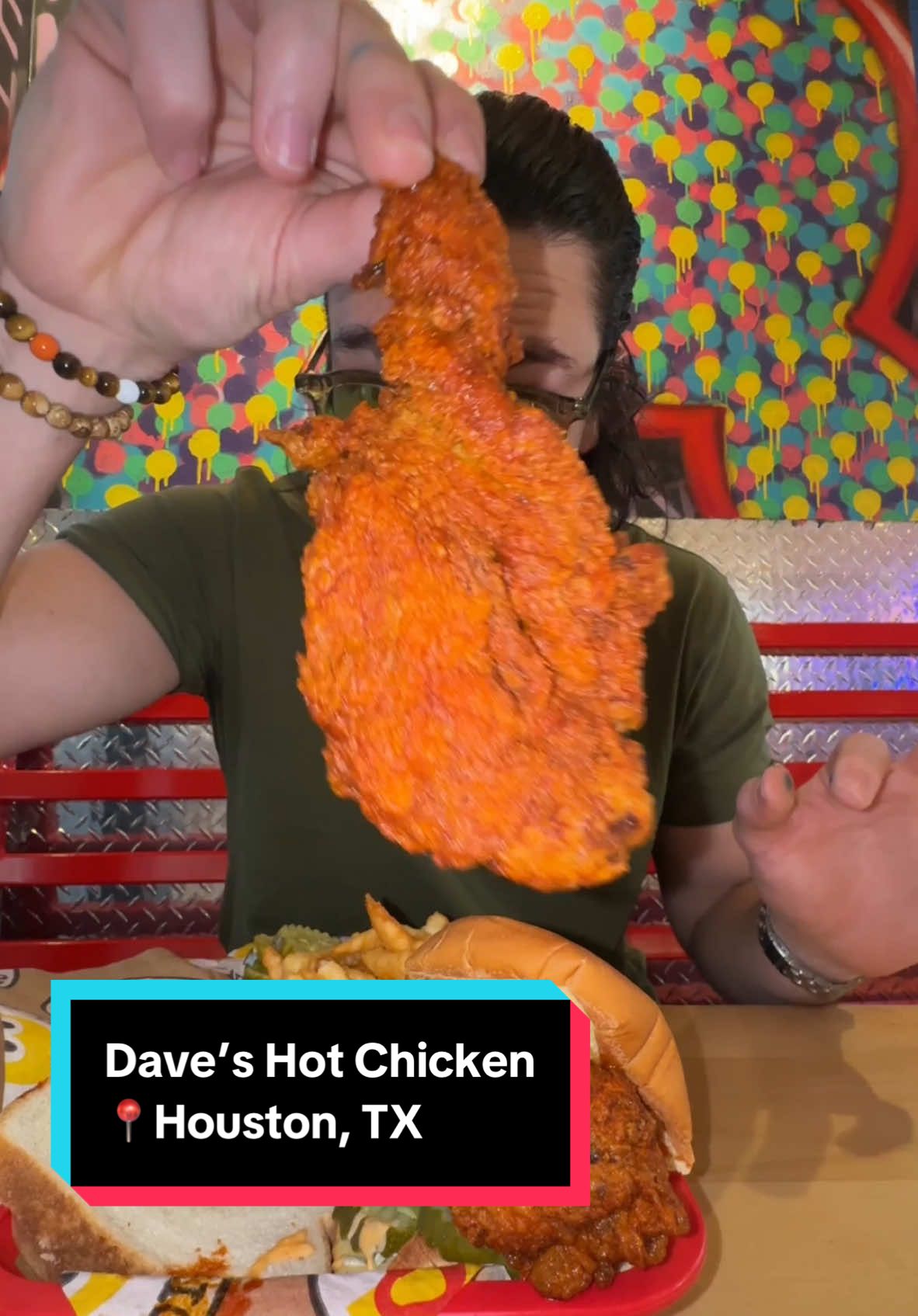 Dave’s Hot Chicken, Houston, Texas. 🥵🐔Me la recomendaron tanto que tuve que venir a ver que show, y la neta si está muy cabrón, pero si pica sabroso, creo que el médium es el bueno, o el Carolina Reaper pa los machitos. La neta no sabe a pollo de Fast Food, extremadamente jugoso y bien sazonado, rifadísimo el Dave’s. #pollofrito #usa #unitedstates #daveshotchicken #nashville #tenesse #chicken #chickenfingers #texas #houston #louisianna #louisiana #neworleans #austin #pollofrito #foodreviews #FoodTok