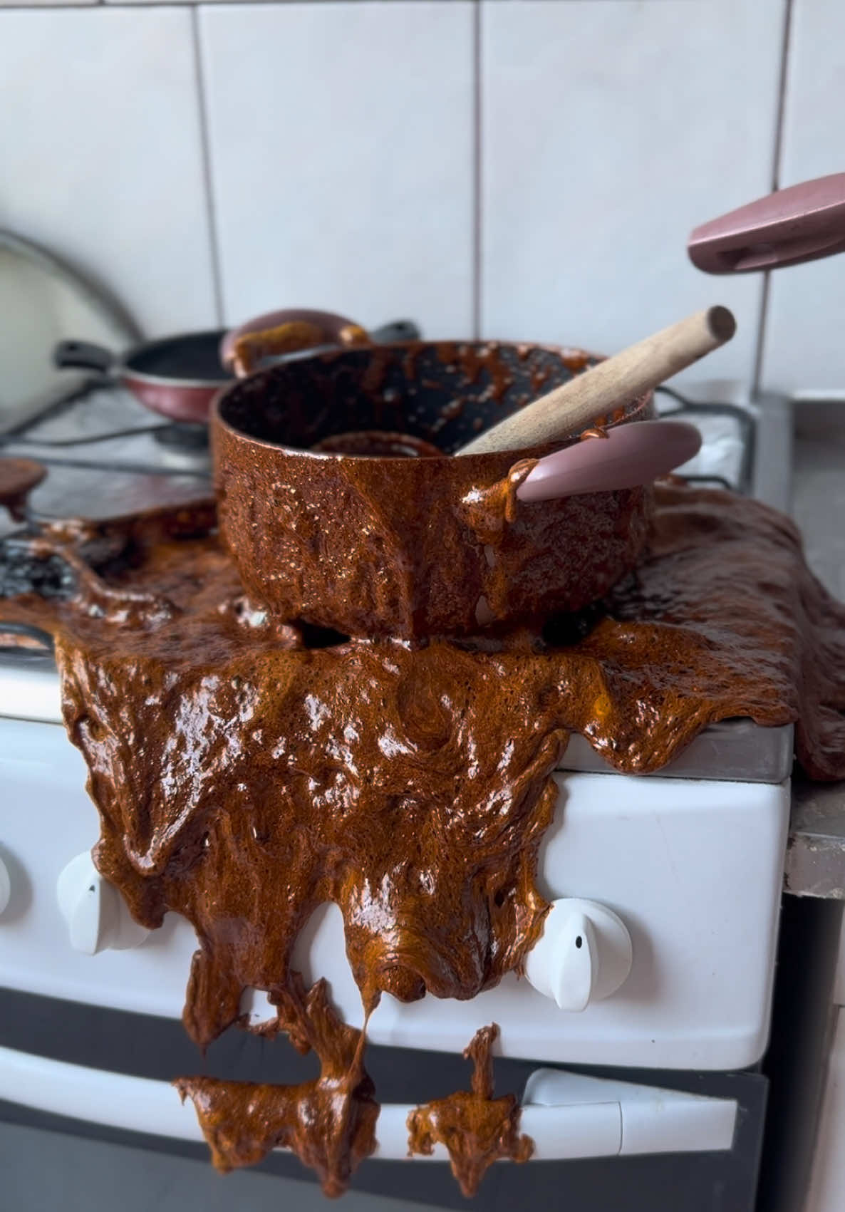 Una increíble y relajante tarde haciendo las galletas del juego del calamar para mi hija y sus amigos/as… Algún tips para sacar rápido el caramelo? Aiuda 🥺 #juegodelcalamar #galleta #cocina #limpieza #madreehija 