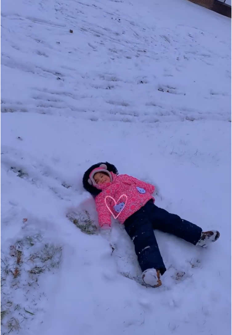 Snow day ❄️🌨️ #fyp #foryou #foryoupage #snowday #snow #chicago #illinoischeck #momtok #momtoddler #memories #foryoupageofficiall #snowwhite #snowboarding #snowslide 