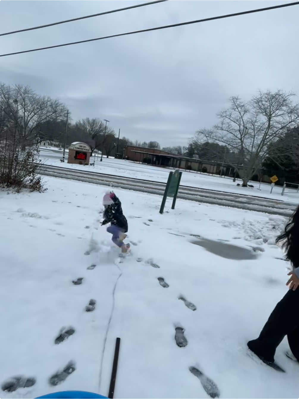 @LILI Her first snow day that she will never forget🤣☃️ #atlanta #foryou #snowday #snow  #viral #snowball #funnyvideo l