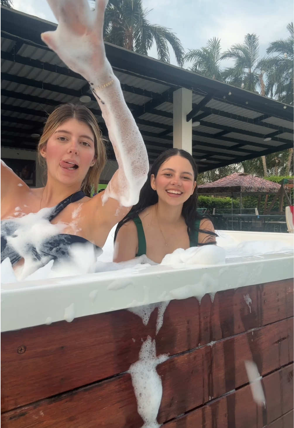 Creo que la espuma se nos salió de control JAJAJA #amigas #trend #Love #jacuzzi @Karen Vega 