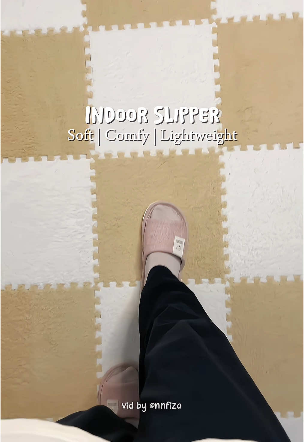 Indoor slippers lembut dan selesa. Pakai selipar macam ni dalam rumah at least boleh elak tapak kaki daripada senang merekah. Design dia pun lawa 🥰 #indoorslippers #seliparrumah #slippers #seliparlembutdanringan #comfyslippers #selipardalamrumah 