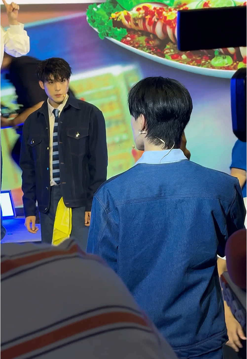 เจอพี่ก็อตจิกับพี่เลโอแซว น้องนานิเขินเกาหัวเลย ส่วนสกายคือดื้อมาก 55555555 SKYNANIwithestcola    #ขอเอสขวดพี่ #estCola #skywongravee #hirunkit_ #สกายวงศ์รวี #นานิหิรัญกฤษฎิ์  #SkyNani #สกายนานิ  @skiwongravai @hirunkit_ 