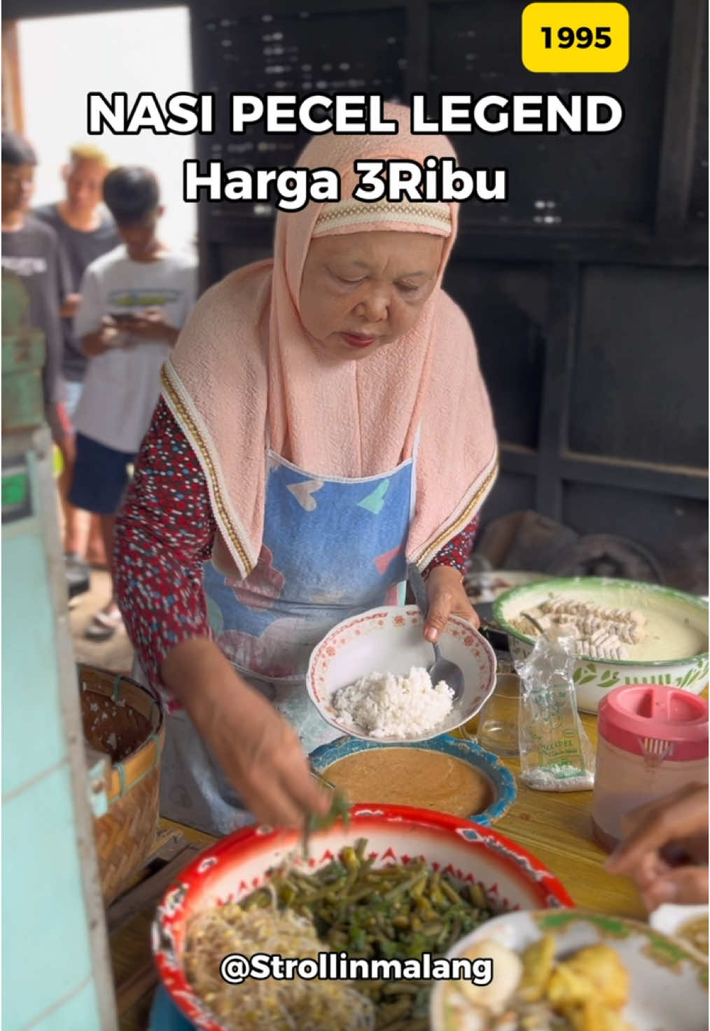 Nasi Pecel Legend Mak Tum ini udah berjualan dari tahun 1995. Dan disini itu super murah murah, Nasi pecel harga 3 Ribu, Dawet harga semangkoknya cuma 500 perak. Murah banget kann. Wes gas buruan kesini, ramein warung Mak Tum 📍Warung Mak Tum, Kromengan Malang #kulinermalang #malangkuliner #kulinerkotabatu #kulinerkepanjen #kulinertiktok #reviewjujur #strollingaroundmalang #strollingaround #kulinerbatumalang #kulinerlegendaris #fyp #fypシ 