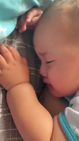 Jadi orang tua serba salah ya kalo anak bayi udah nangis gak jelas. Ternyata itu bisa jadi karna pencernaan nya lagi bermasalah. Bisa aja si kecil lagi kolik, diare, atau sembelit. Aku rekomendasiin probiotik ya bun untuk mengatasi masalah pencernaan anak ini #liprolac #liprolacbaby #liprolackids #solusi #atasi #sembelit #diare #kolik 