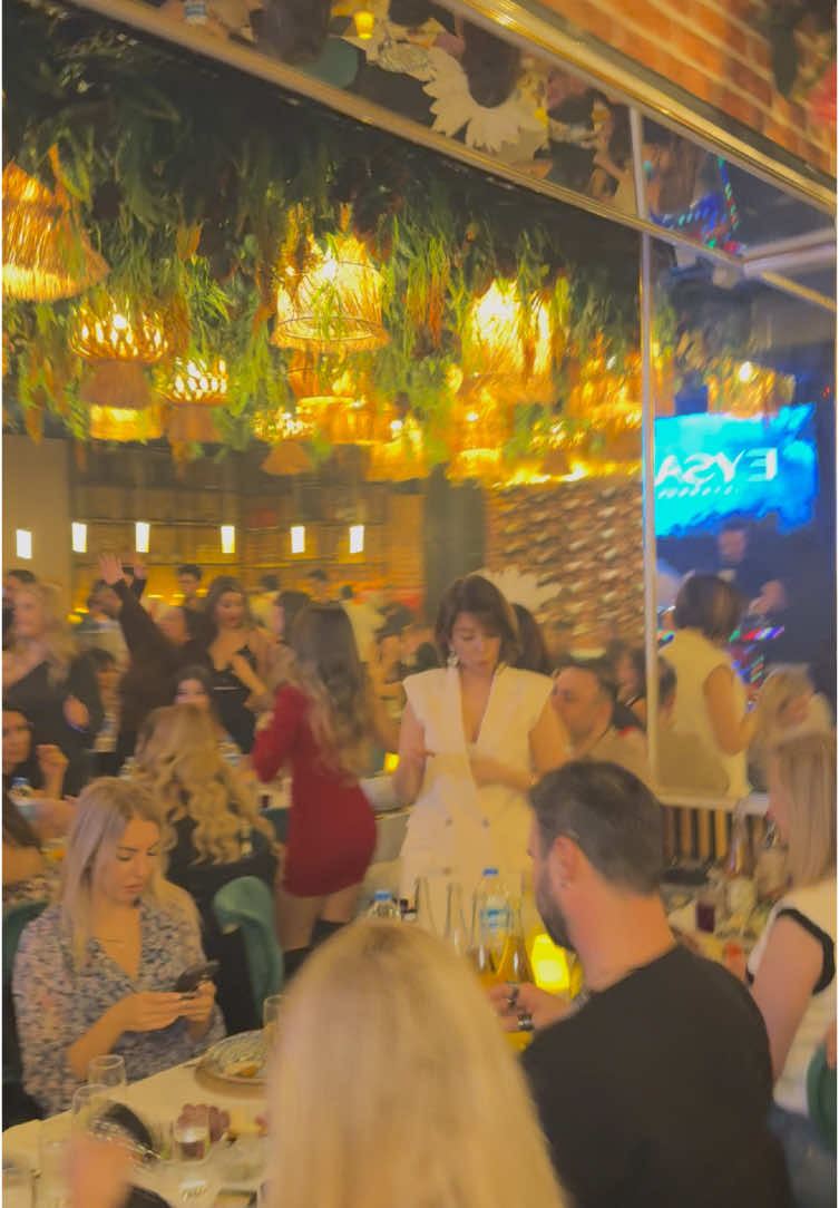 🥂 Eyşan İstanbul , Yeni Nesil Eğlence 💃 Haftanın 7 Günü  🎧 19:30 - 01:30 saatleri arası eğlence  ☎️ Bilgi ve Rezervasyon: 0 (531) 930 86 81  📍İstanbul / Beşiktaş-Fulya