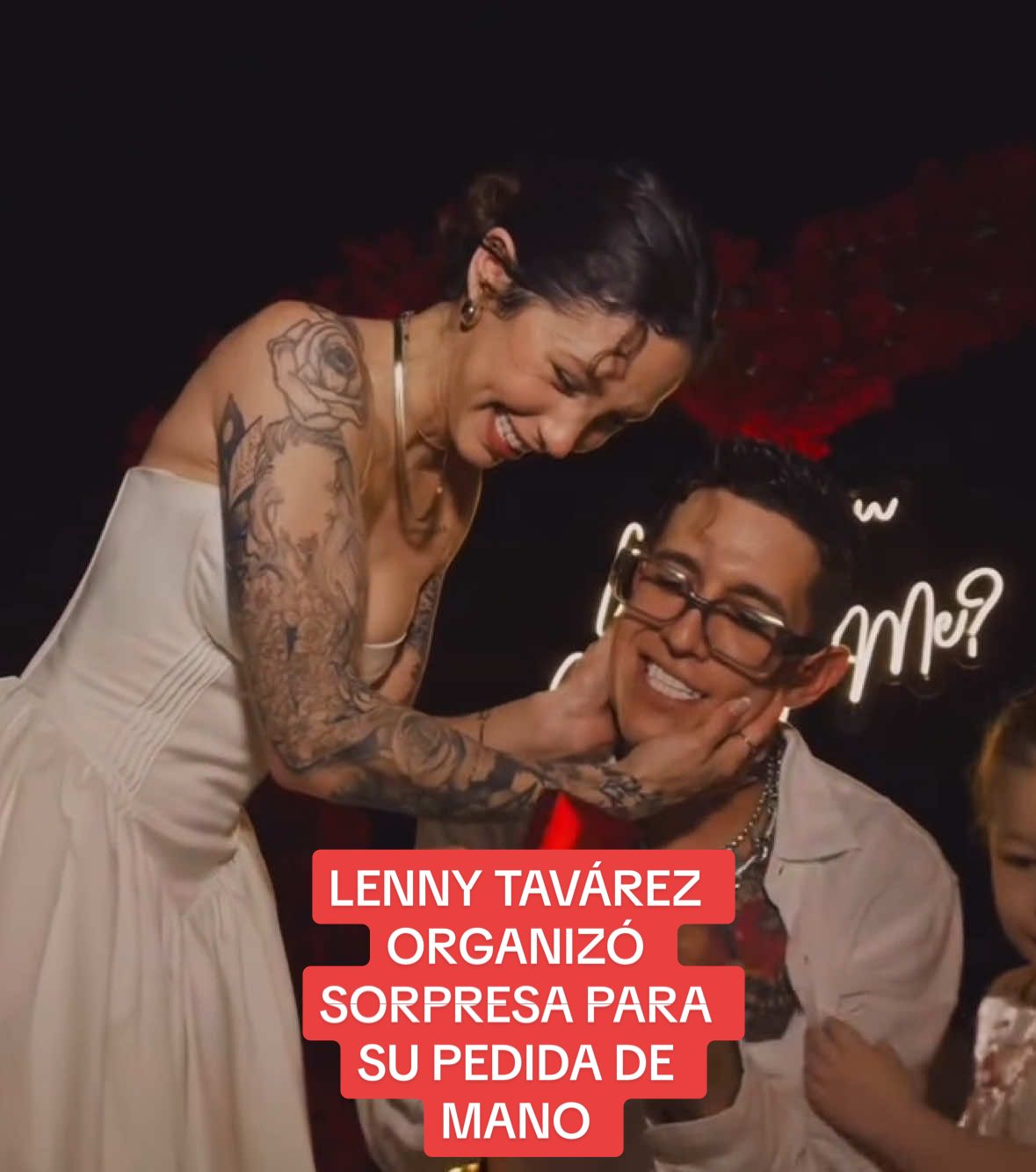 🌹✨ ¡Lenny Tavárez le pidió matrimonio a Natasha Nazario rodeados de flores y mucho amor! 💍