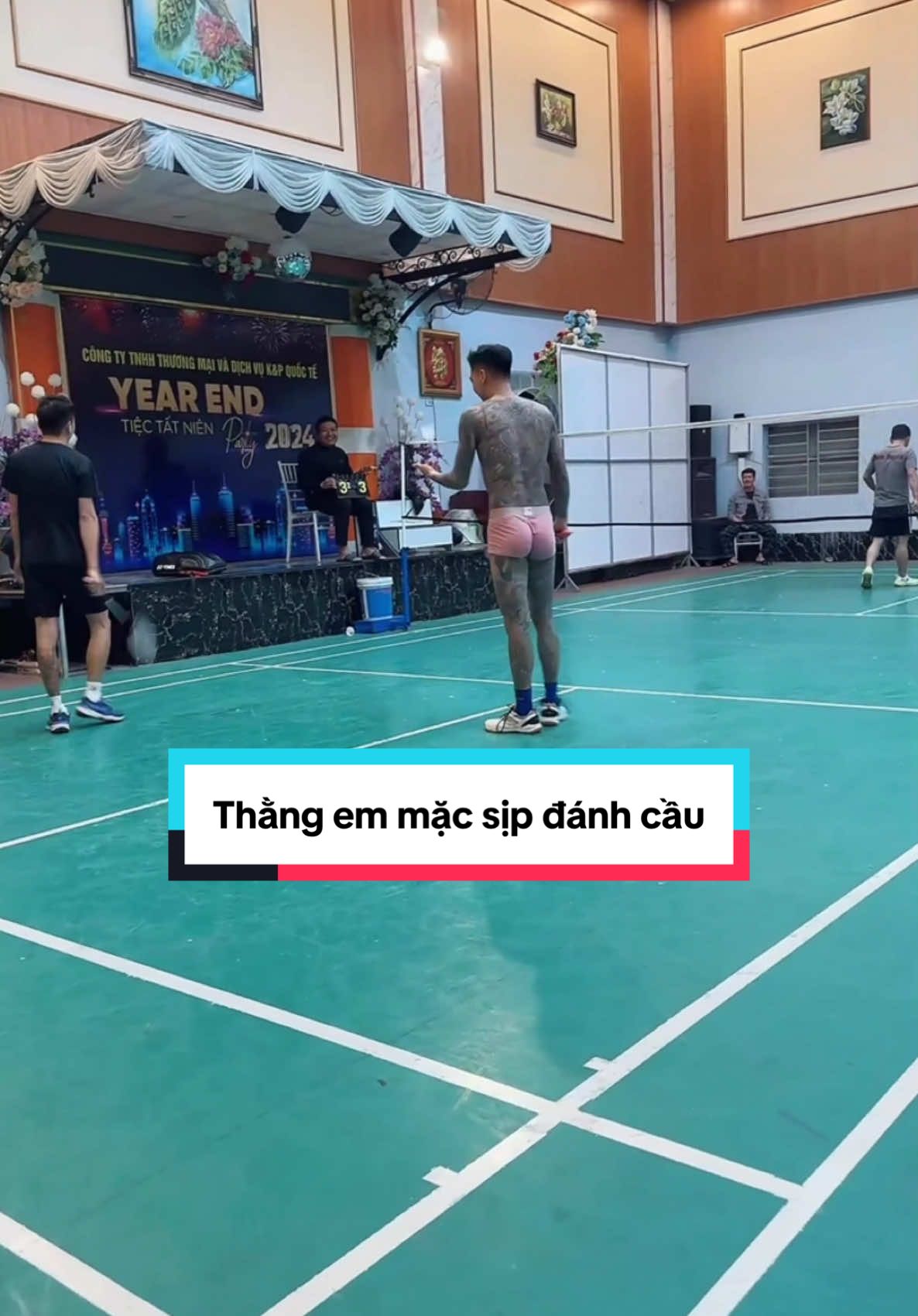 Thằng em mặc quần sịp đánh cầu 🤣#sport #thethaomoingay #nghiemxuanluong #thethao247 #thethaovn #badminton #caulongphongtrao #caulongvietnam #yeucau #caulong 