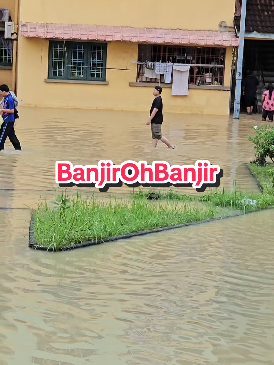 Banjir oh Banjir 😭😓 #tamilachi360 #viraltiktok #tiktokviral #fyp #fypシ゚viral #capcut_edit #BangBangBang #foryoupage #vibess #tamiltiktok #favourite #banjir #tampoi #johor #hujan #flood #safeanimals #staysafe #rain 