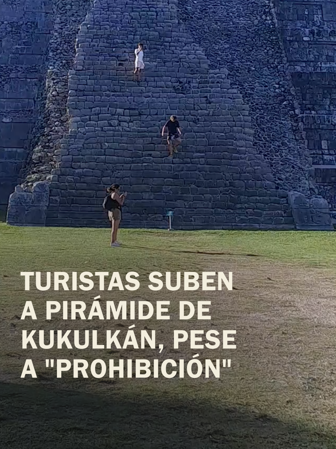 Un grupo de turistas subió a la Pirámide de Kukulkán, en el sitio arqueológico de Chichén Itzá (en Tinum, Yucatán), esto pese a la señalización que prohíbe el ascenso y a que pusieron en peligro su integridad y la del monumento histórico. Los jóvenes fueron detenidos por las autoridades. El artículo 52 de la Ley Federal sobre Monumentos Arqueológicos, Artísticos e Históricos estipula que cualquier persona que dañe, altere o destruya un monumento arqueológico, artístico o histórico se enfrenta a sanciones severas, que incluyen penas de prisión de tres a 10 años, además de multas que pueden reflejar el costo del daño causado. Asimismo, el artículo 55 establece que cualquier infracción a esta ley que no esté prevista en este capítulo resultará en sanciones monetarias de entre 50,000 y 100,000 pesos. #turistas #piramide #kukulkan #yucatan