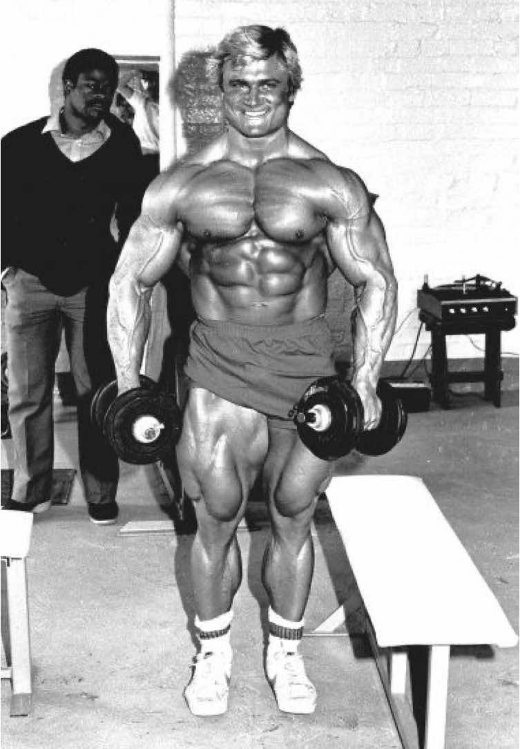 Tom Platz es un destacado culturista estadounidense nacido el 26 de junio de 1955 en Fort Sill, Oklahoma. Es conocido como uno de los mejores culturistas de todos los tiempos y especialmente famoso por el desarrollo de sus piernas, que son consideradas entre las más impresionantes en la historia del culturismo. Su apodo es “El hombre de las piernas de acero” debido a su enfoque en el entrenamiento de piernas, que lo hizo destacar dentro del mundo del culturismo. Platz comenzó a entrenar en su juventud y se unió a la escena del culturismo profesional en los años 70. A lo largo de su carrera, fue conocido por su disciplina implacable y su enfoque innovador en el entrenamiento, combinando técnicas tradicionales con métodos propios. Compitió en varias competiciones importantes, destacándose en el Mr. Olympia, aunque nunca logró ganar el título principal. Sin embargo, su actuación en estas competiciones le ganó respeto y admiración, siendo un firme contendiente en varias ediciones durante los años 80. Uno de sus logros más importantes fue su papel en popularizar los entrenamientos intensivos para piernas, con ejercicios como las sentadillas profundas, que ayudaron a transformar la forma en que muchos culturistas entrenaban esa parte del cuerpo. Tom Platz se destacó no solo por su físico, sino también por su enfoque mental y filosófico en el entrenamiento, defendiendo la importancia de la dedicación, la superación personal y el trabajo duro. A pesar de que se retiró de las competiciones en los años 90, Platz siguió siendo una figura influyente en el mundo del culturismo y el fitness. Además de su carrera en el escenario, Tom Platz ha trabajado como entrenador, orador motivacional y ha lanzado varios programas educativos sobre entrenamiento y nutrición. Su legado en el culturismo sigue siendo significativo, y su figura ha inspirado a generaciones de atletas a no solo enfocarse en el desarrollo muscular, sino en la disciplina y el compromiso con el entrenamiento constante. #initiateproject #initiate #motivacion #inspirate #superacionpersonal #crecimientopersonal #mentalidad #motivaciondiaria #hazloporti #frasesmotivadoras 