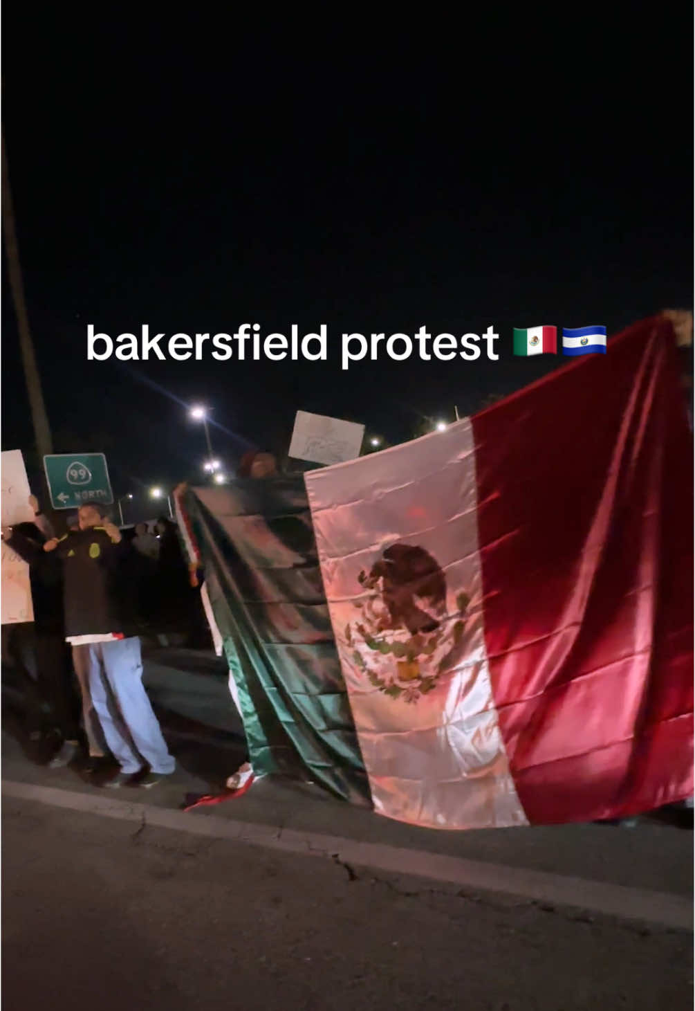 bakersfield protest 🇲🇽🇸🇻🇳🇮 love my people 🥹❤️ #bakersfield #kerncounty #quevivamexico #fyp #protest 