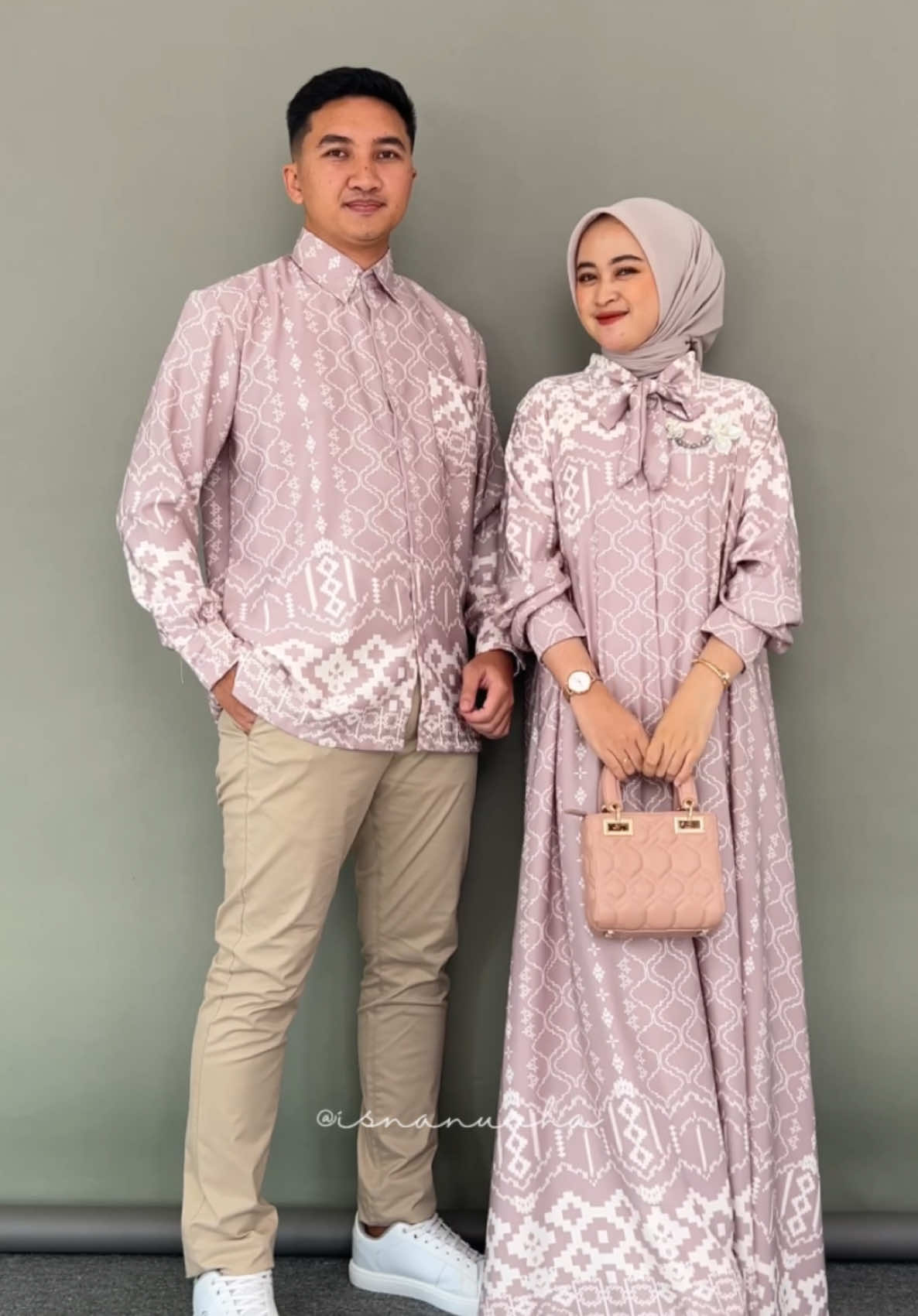 Baju couple lebaran cuma 200ribuan aja!!!! Detail Outfit klik l!nk di bi• cari sesuai dengan nomor * Baju couple - l!nk n0. 284A * Sepatu cewe - l!nk n0. 193A *  Celana cowo - offline Store * Sepatu - l!nk n0. 950 #fyp #outfitinspo #outfitlebaran #outfitinspiration #outfitcouple #lebaranoutfit 