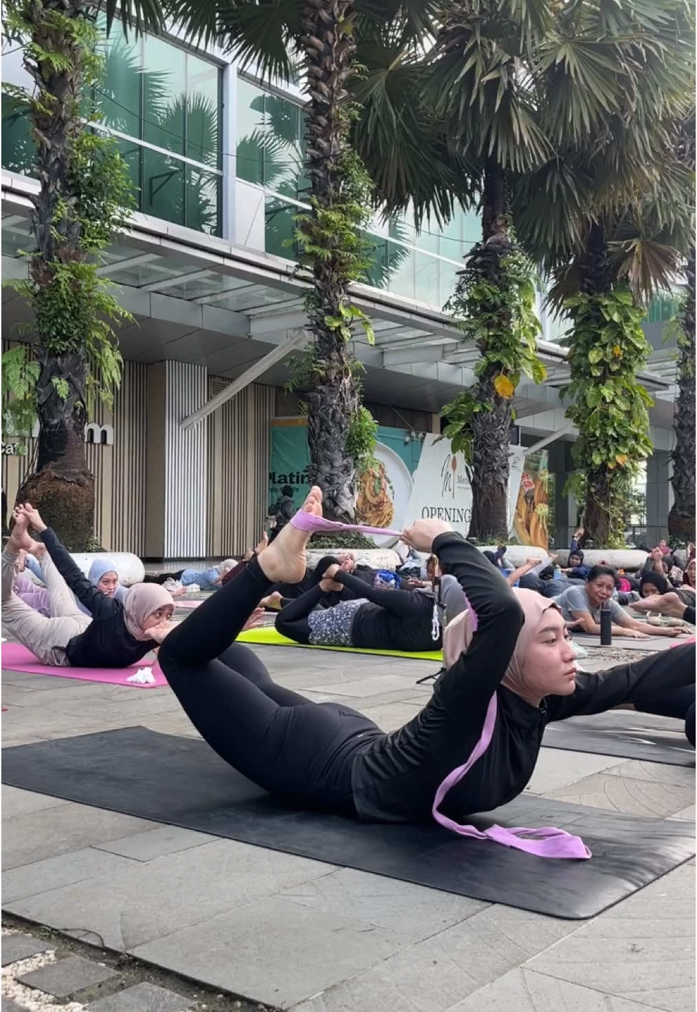 bendy saturday with mari yoga! #yoga #yogatok 