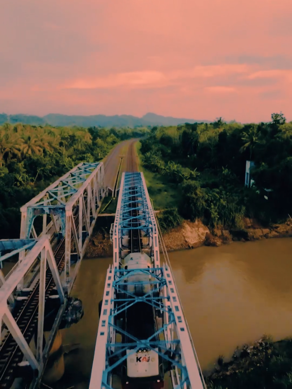 🚉Sampai tujuan #keretaapiindonesia #railfansindonesia #stasiunjenar  #sunset #bridge  #dronevideo #fpv #fyp #fypage 