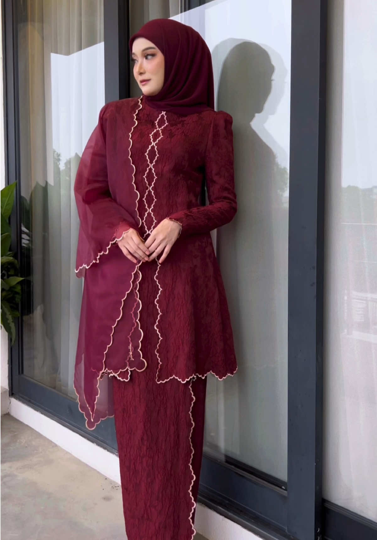 Kalau iman tak kuat jangan tengok 😋 Siapa lagi nak racun uolls kalau bukan dee 🙈 A classic never goes out of style, especially in maroon 🌹❤️ Meet our Iswana kurung pair with lowelle shawl nampak vibe wanita melayu terakhir gittew 🥰 #jlabella #jlabellaatelier #bajukurung #bajuraya #bajunikah #bajutunang #bajukonvo #gamis #fashion #raya #grwm #kurungklasik #rwm #maroon #JlabellaGlamorousRaya2025 #JlabellaRayaSeries #jlabellaiswanakurung 