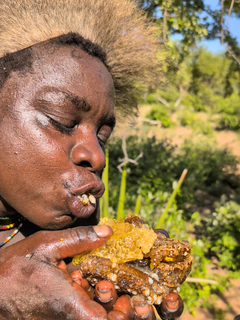 Wow 😲😋 The taste of this Honey is insane #africa #uktiktok #usa🇺🇸 #AfricanFood #FoodLover #hadzabetribe 