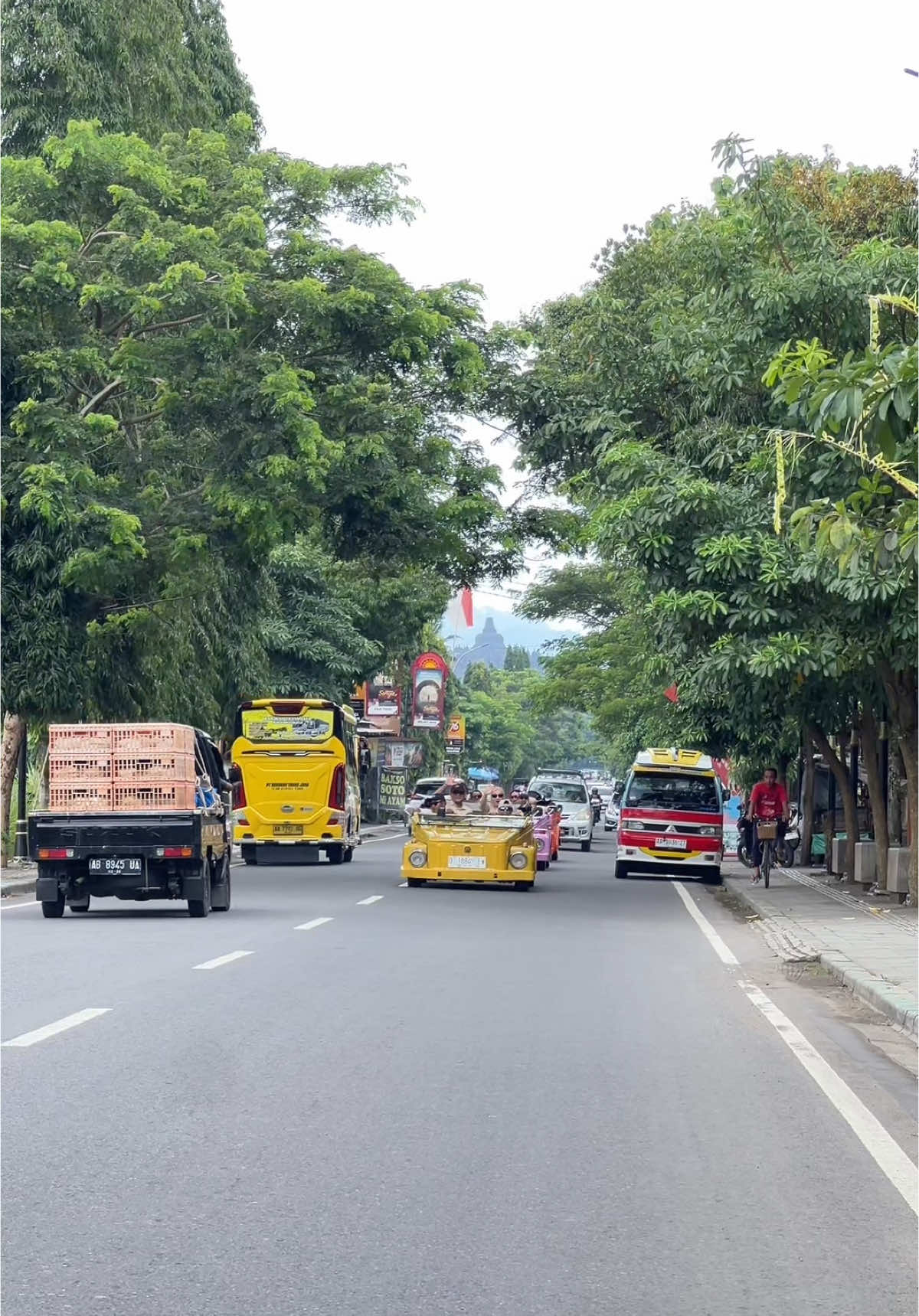 Naik VW Safari keliling Borobudur, rasanya kayak menembus ruang dan waktu! Sejarah, alam, dan keseruan liburan keluarga jadi satu.  Yuk, booking sekarang lewat link di bio, sebelum quota hilang ke masa lalu! #vwsafariborobudur #wisatajogja #explorejogja #sewavwborobudur #borobudur  #rekomendasiwisatajogja #mahesavwborobudur #wonderfullindonesia #DiindonesiaAja