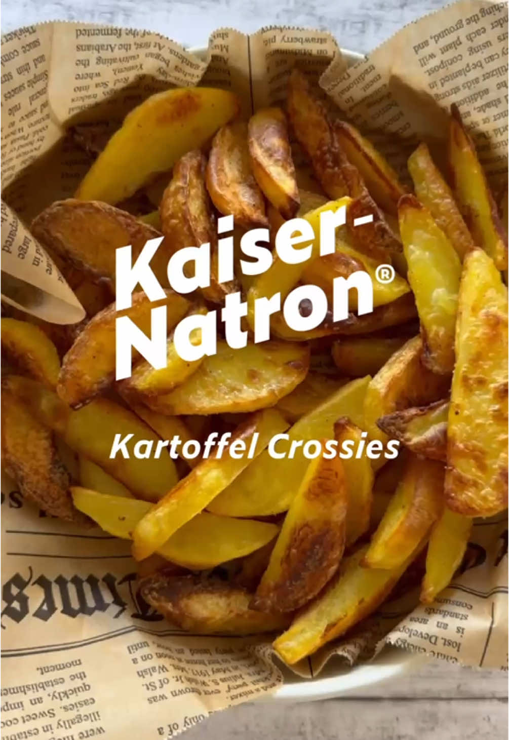 Kartoffeln sind unglaublich toll… Daraus werden zum Beispiel Pommes, Chips oder Klöße gemacht. Wir haben heute Kartoffel Crossies gemacht, die sind nämlich noch besser als Schoko Crossies… Dafür schält Ihr die Kartoffeln und schneidet sie in Spalten oder Stifte. Ihr bringt 1,5 Liter Wasser zum Kochen und fügt 1 TL Kaiser-Natron® zu, bitte beachten, dass es aufsprudelt. Die Kartoffeln darin 4 Minuten blanchieren, in einem Sieb abtropfen lassen und anschließend mit etwas Öl vermengen. Auf einem Backblech verteilen um im vorgeheizten Ofen bei 200 °C 20-25 Minuten kross backen. Nach Belieben mit Salz oder einem Kartoffelgewürz würzen. Das Kaiser-Natron® verändert die Oberfläche während des Blanchierens, dadurch werden die Kartoffeln innen weich und außen knusprig-kross. Lasst Euch die Kartoffel Crossies schmecken und habt ein tolles Wochenende! 
 #kaisernatron #kaiserhacks #natron #deutschland #vegan #kochen #backen #kartoffeln #lecker #rezept #veganuary #küchenhacks #hack #tippsundtricks #leckerschmecker #hausmittel #chemiefrei #plastikfrei #zerowaste #umweltfreundlich 
