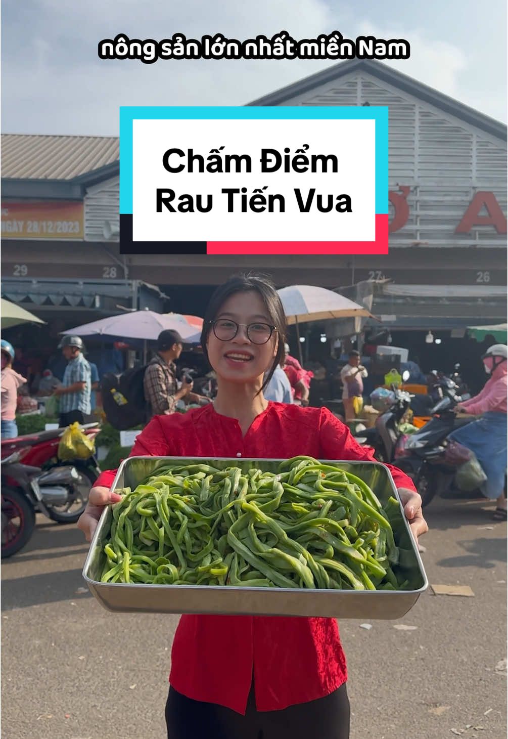 Cùng xem cô chú anh chị ở chợ đầu mối Thủ Đức chấm điểm món gỏi rau tiến vua #thichcay #rautienvua 