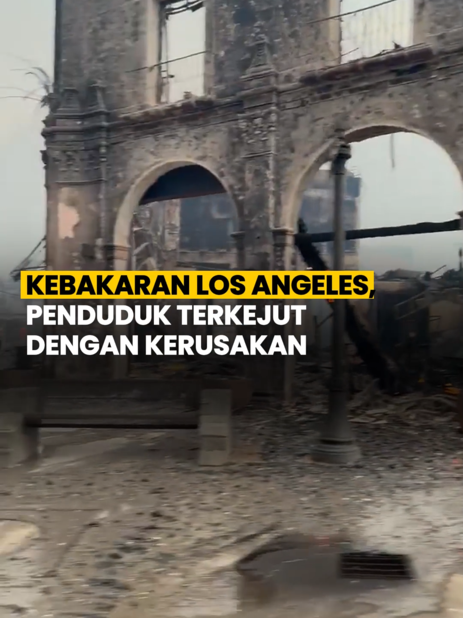 Setelah berhari-hari berjuang melawan api, pemadam kebakaran akhirnya mendapatkan kendali atas dua kebakaran besar di Los Angeles pada Jumat (10/1/2025). Angin kencang yang mempercepat penyebaran api sejak Selasa mereda, memberi sedikit kelegaan. Namun, enam kebakaran simultan telah menghancurkan banyak wilayah, menyebabkan 11 korban tewas dan hampir 10.000 bangunan musnah. Kondisi di Pacific Palisades menunjukkan kerusakan parah, dengan cerobong asap yang masih berdiri di antara puing-puing dan kendaraan terbakar, sementara asap beracun masih menyelimuti udara. Penduduk setempat terkejut saat kembali ke rumah mereka yang hancur. Pihak berwenang juga memberlakukan jam malam di zona evakuasi wajib guna mencegah penjarahan. Sumber: Berbagai Sumber Editor: Rio Andhika #sukabumiupdatecom #kotasukabumi #kabupatensukabumi #sukabumi #viral #trending #internasional