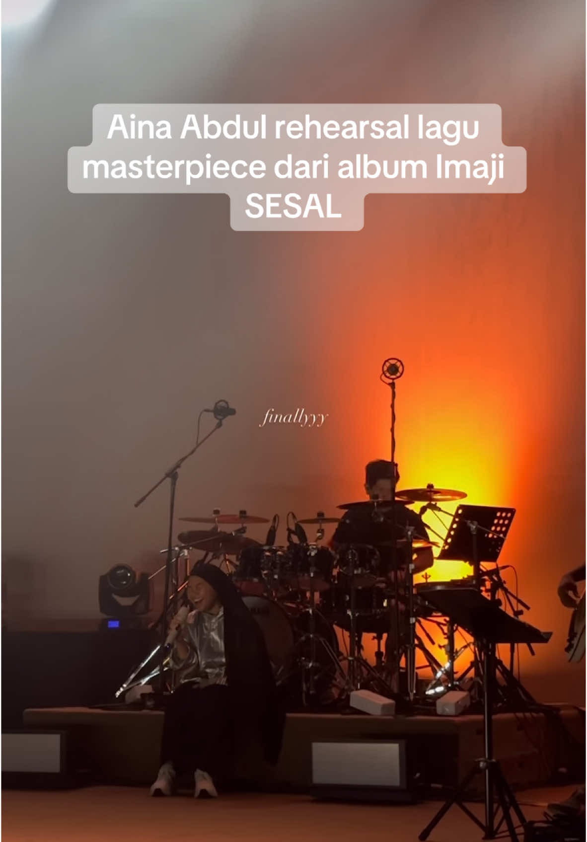 Aina Abdul rehearsal SESAL untuk Konsert Imaji Tour di Kedah malam ini. Credit igs hazick #ainaabdul #hazick #sesal #imajitour 